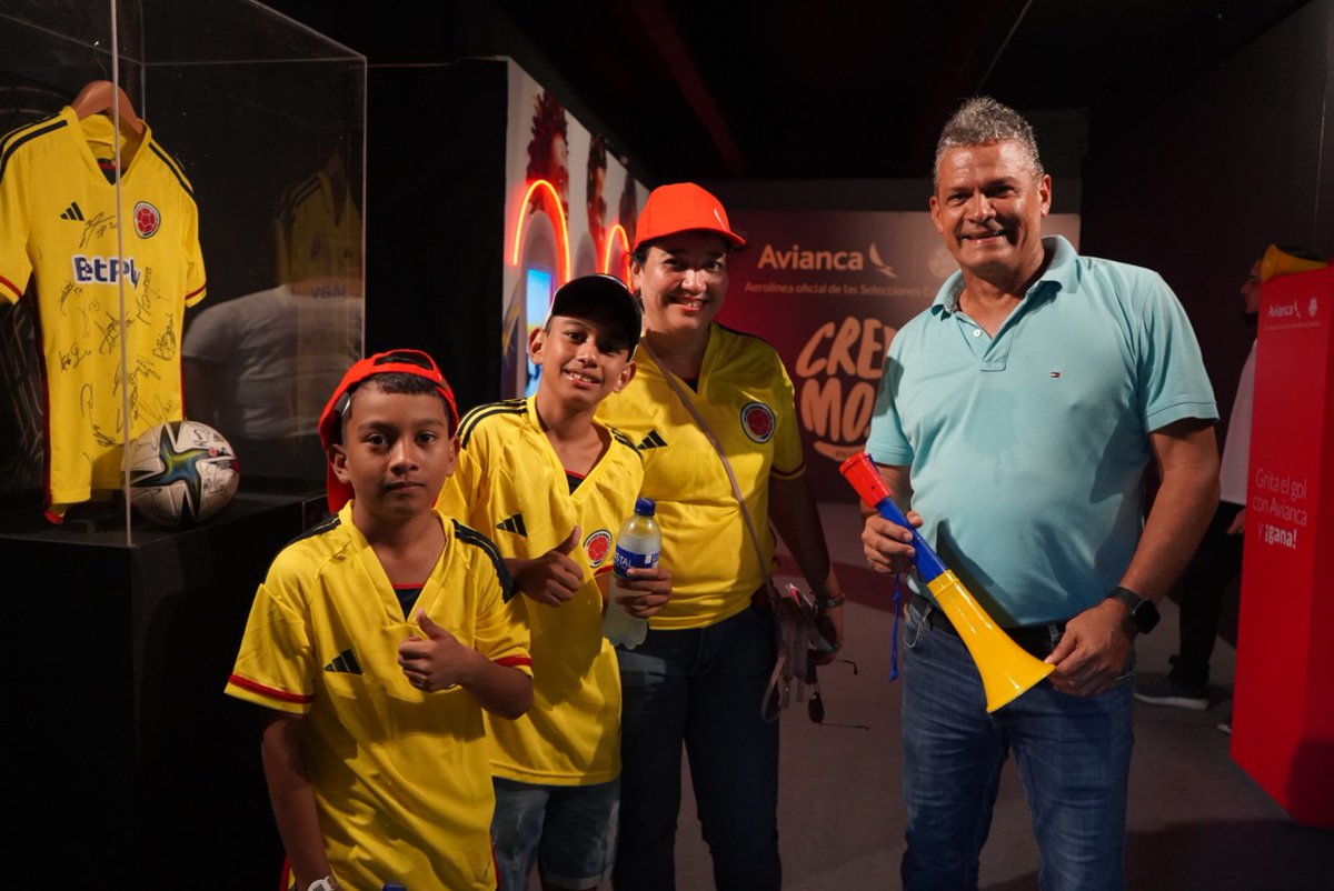 Colombia vs. Brasil con el corazón dividido pero me canté los 3 goles.

Lo que tiene Colombia es equipo y nuestra aerolínea también. Sandra Ávila y Daliana Suárez nos representaron en Quilla por ganar un quiz sobre estándares y procedimientos. 

¡Quiero ver sus fotos en el