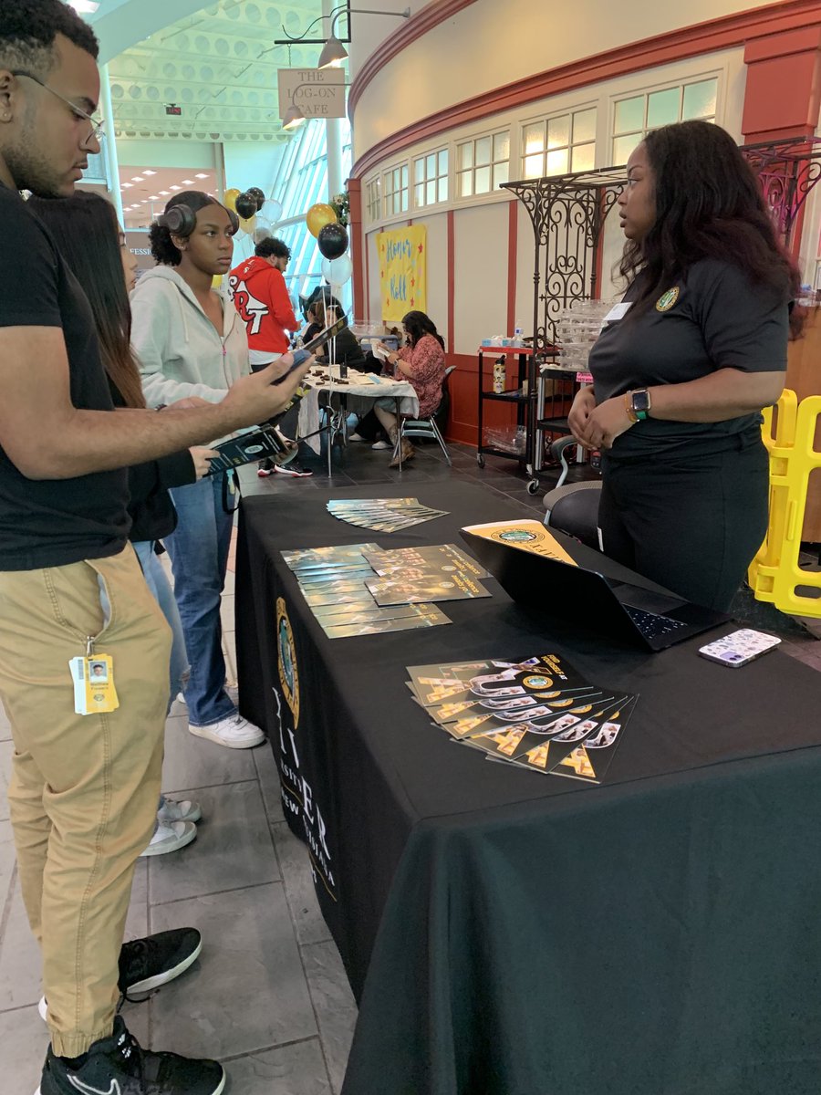 drmason3's tweet photo. Dr James  "represents" as a proud alumni of Xavier University. Thank you Xavier for coming to speak to our students and sharing the many opportunities you offer ⁦@DrAlfredJames⁩ ⁦@cwhs_springisd⁩ ⁦@PapkeAndrew⁩  ⁦@MattMPariseau⁩ https://t.co/br91KgWyTr