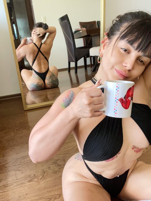 2 pic. Antes del gym ?…. Big BOOTY #andreina_fon https://t.co/uPZ4J3OZeR
