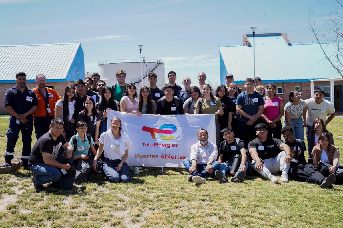 OLlancafilo's tweet photo. #PrácticasProfesionalizantes 31 estudiantes y docentes EPET 8 visitaron la planta compresora de gas en el yacimiento Aguada Pichana Este de Total Austral. Con estas experiencias fortelecemos el vínculo público- privado y el sistema educativo público
Info 👉https://t.co/jE3KwKZffZ https://t.co/hdErI86il3