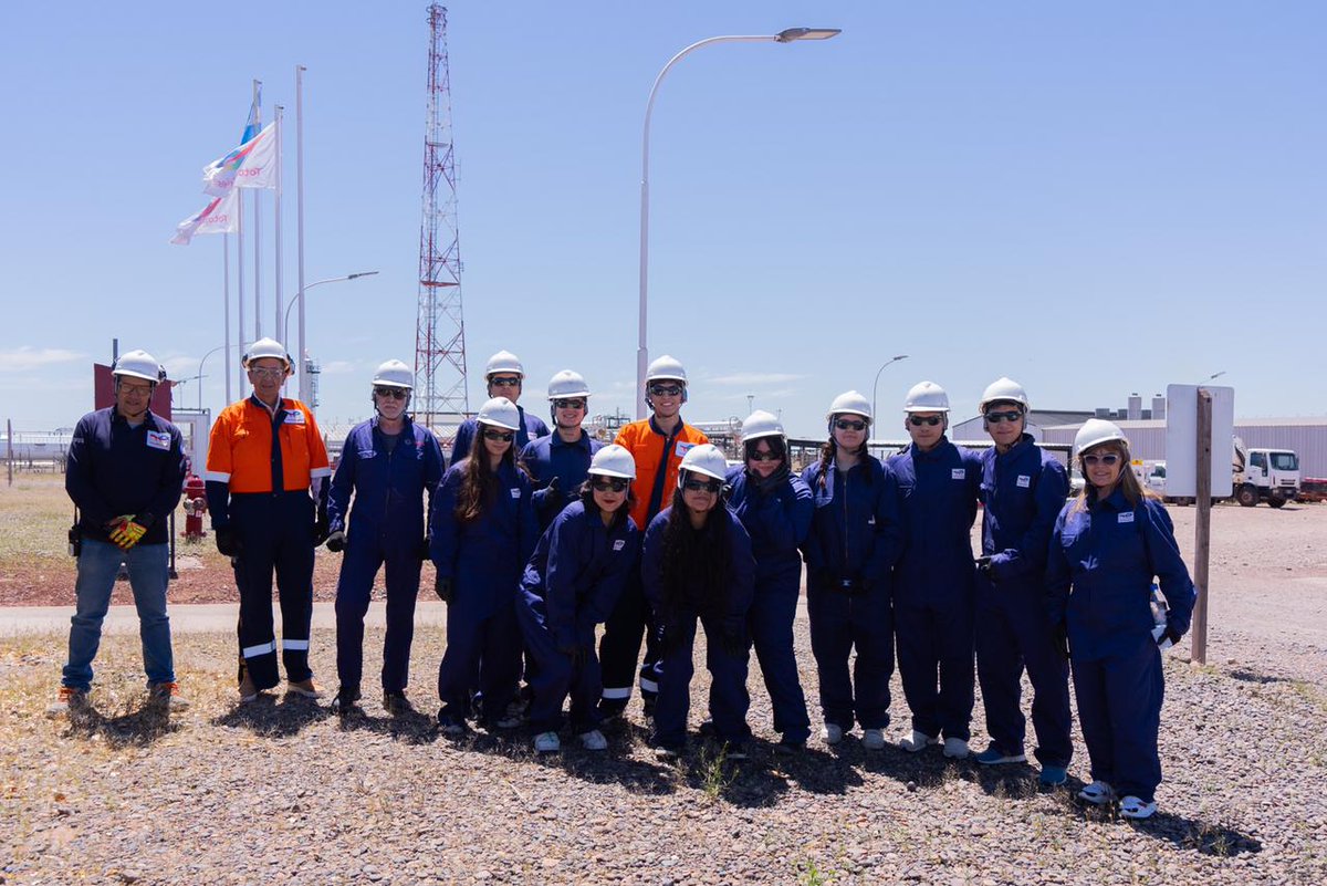 OLlancafilo's tweet photo. #PrácticasProfesionalizantes 31 estudiantes y docentes EPET 8 visitaron la planta compresora de gas en el yacimiento Aguada Pichana Este de Total Austral. Con estas experiencias fortelecemos el vínculo público- privado y el sistema educativo público
Info 👉https://t.co/jE3KwKZffZ https://t.co/hdErI86il3