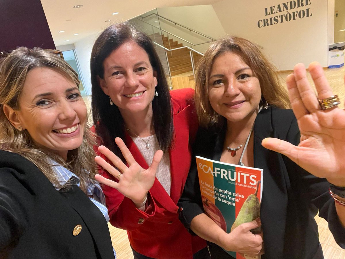 eComercioAgr's tweet photo. Interésante tarde que está compartiendo @FalconGissele en el #45convencioafrucat, encuentros empoderados...
👉Nuria Barea @5aldiaspain
Silvia de Juanes @Fruit_Logistica
Teresa Teixene, #Actel
#Mujeres Agroprofesionales
#MujerAGRO
Revista #ECAFRUITS
@Afrucat https://t.co/UiRnJNQQv9