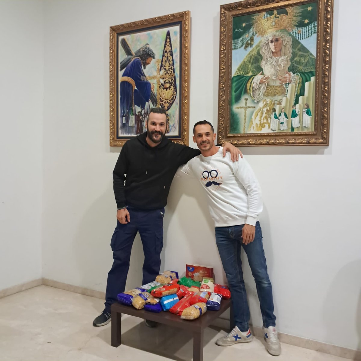 [CARIDAD] En la tarde de hoy, nuestra corporación ha colaborado con nuestros hermanos de Nueva Esperanza (<a href="/hnuevaesperanza/">Hermandad Nueva Esperanza</a> ) en su recogida de alimentos aportando algunos productos no perecederos para su campaña solidaria.