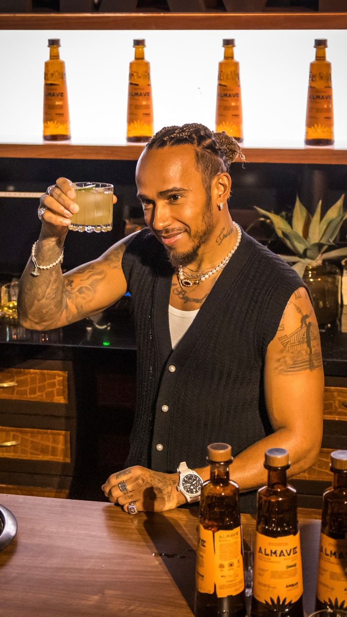 dearlews's tweet photo. pov : lewis hamilton is the barman https://t.co/MoqhHpx1rU