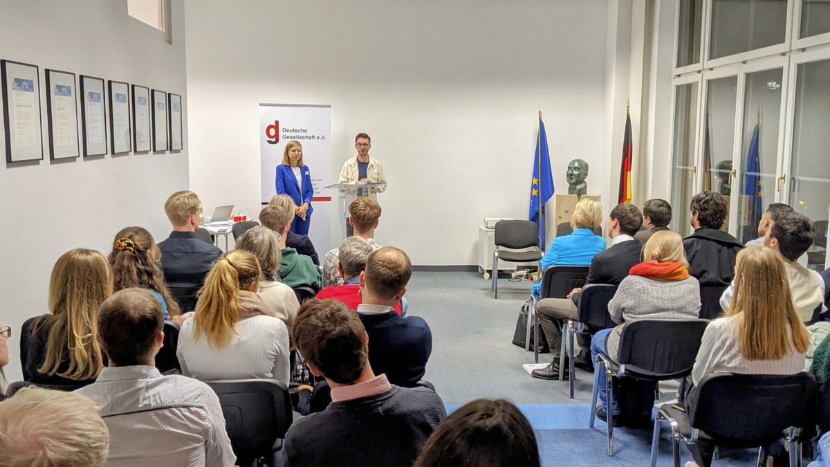 <a href="/BMI_Bund/">Bundesministerium des Innern</a> <a href="/JEF_de/">@jef-deutschland.bsky.social</a> <a href="/gfps/">Gian franco Parodi</a> Wir gratulieren den Siegerinnen &amp; Siegern unseres Essaywettbewerbes 2023! Die Jurymitglieder Janis Fifka (<a href="/JEF_de/">@jef-deutschland.bsky.social</a>) &amp; Katharina Borngässer (<a href="/EuropaUnionBE/">Europa-Union Berlin 🇺🇦</a>) würdigen Lilly Faber (3.), Maxim Korman (2.) &amp; Gabriel Alejandro Valdez (1.) &amp; allen Teilnehmende für ihre Essays. 🏆👏