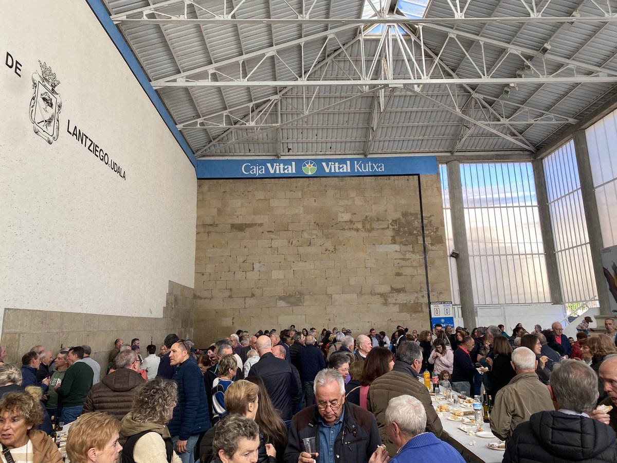 AnartzG's tweet photo. Hoy en #Lanciego celebrando con sus vecinos y vecinas las fiestas en honor a #SanAcisclo y #SantaVictoria. Egun polita, giro aparta eta eguraldi ezin hobea. Eskerrik asko gonbidapenagatik! #ArabakoErrioxa https://t.co/qd8AAIcMt8