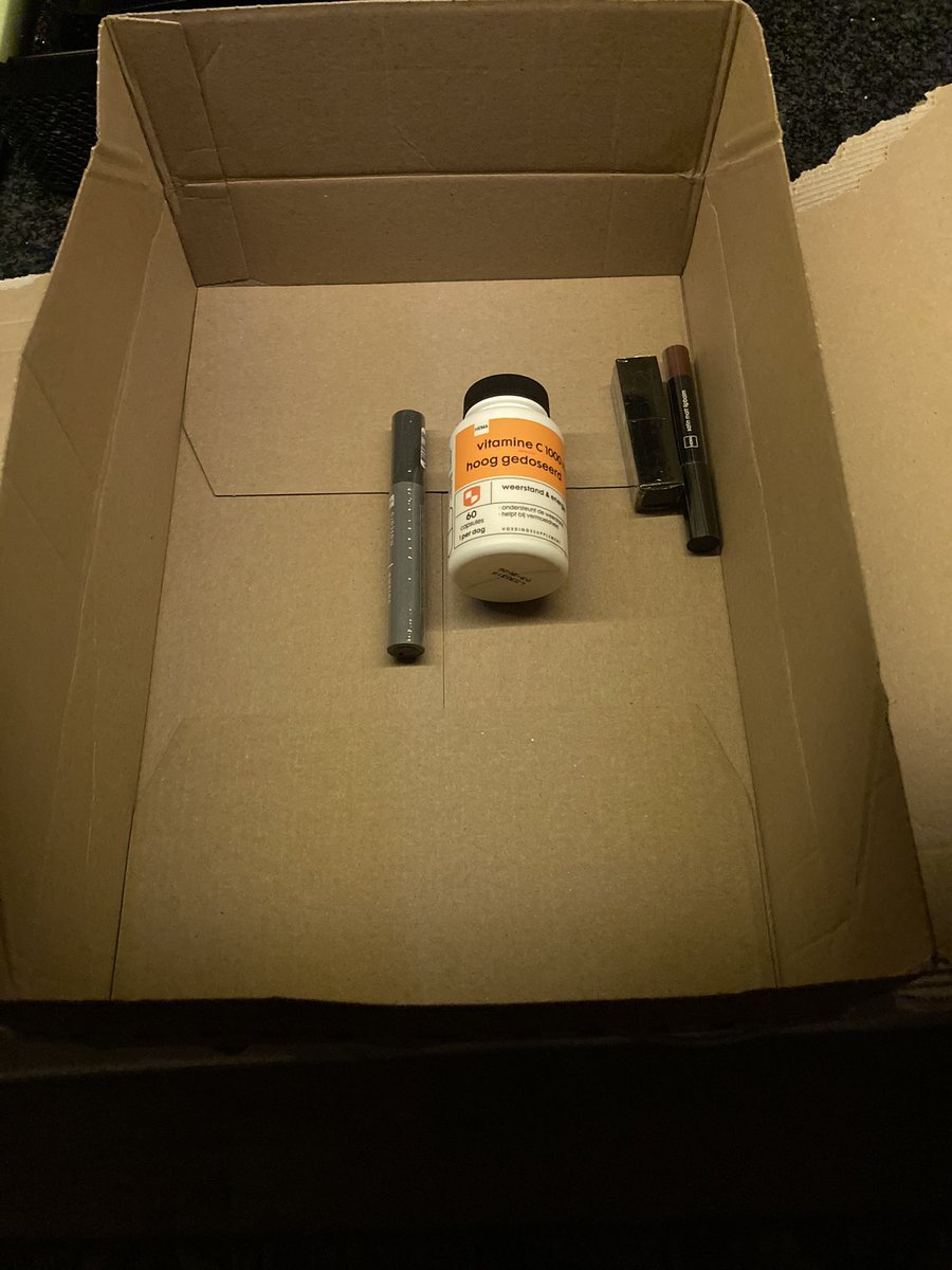 BantonPhoenix's tweet photo. @HEMA Ik moest online bestellen omdat onze Hema gesloten is momenteel en nog wel even gesloten blijft helaas, maar ehm… is dit normaal? Hebben jullie geen kleinere doosjes? Niet heel milieu vriendelijk. https://t.co/H7RRm4Bit9