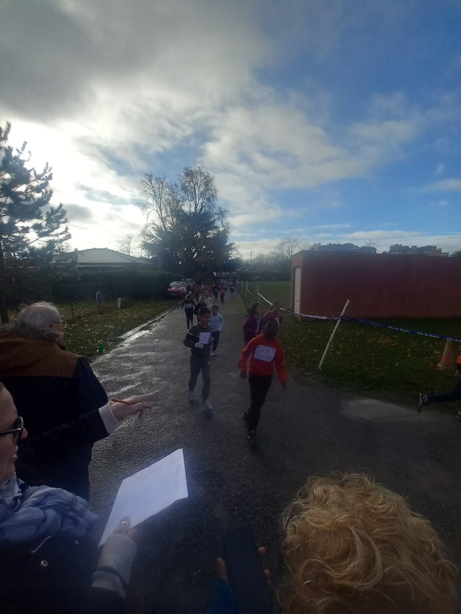 2024km <a href="/ReimsUsep/">USEP REIMS</a> 
1200 usépiens de c2 c3 de 12 AS <a href="/usepmarne/">usep marne</a> pour relever défi de courir ensemble la distance
Rencontre usep inclusive.
Appui <a href="/VilledeReims/">Ville de Reims</a> <a href="/EFSRAthletisme/">Entente Family Stade Reims Athlétisme</a> <a href="/EpsMarne/">équipe EPS Marne</a>
Malgré 🌥  ☔ 🌩 énorme engouement 
<a href="/BlanchardRaphaL/">Raphaël Blanchard</a> <a href="/laligue51/">Ligue de l'Enseignement Marne</a> <a href="/usepnationale/">USEP nationale</a> <a href="/ArnaudRobinet/">Arnaud Robinet</a>