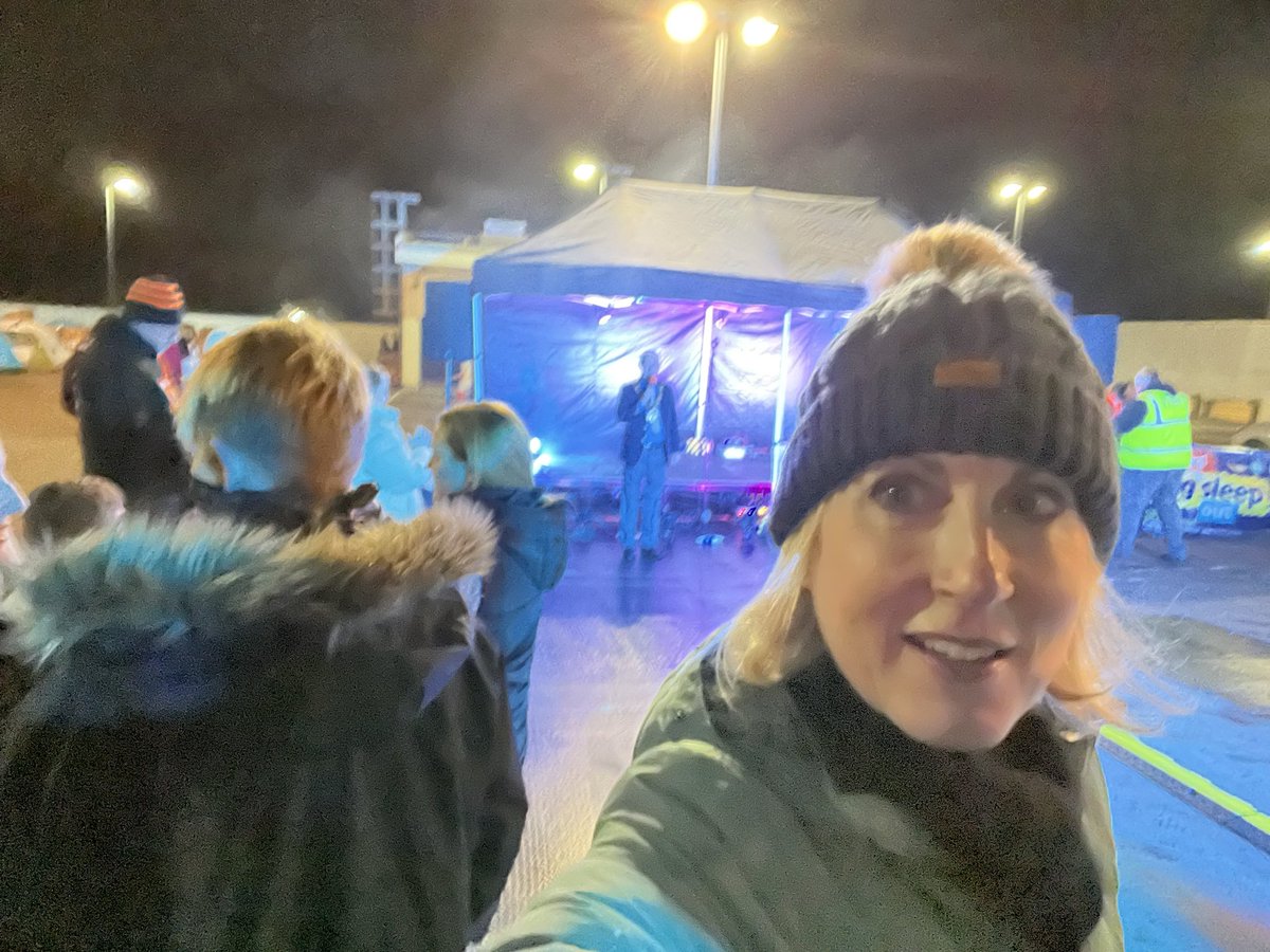 Mayor opening the Telford Big Sleep Out @BigTelford - great to see so many supporting local homeless charities