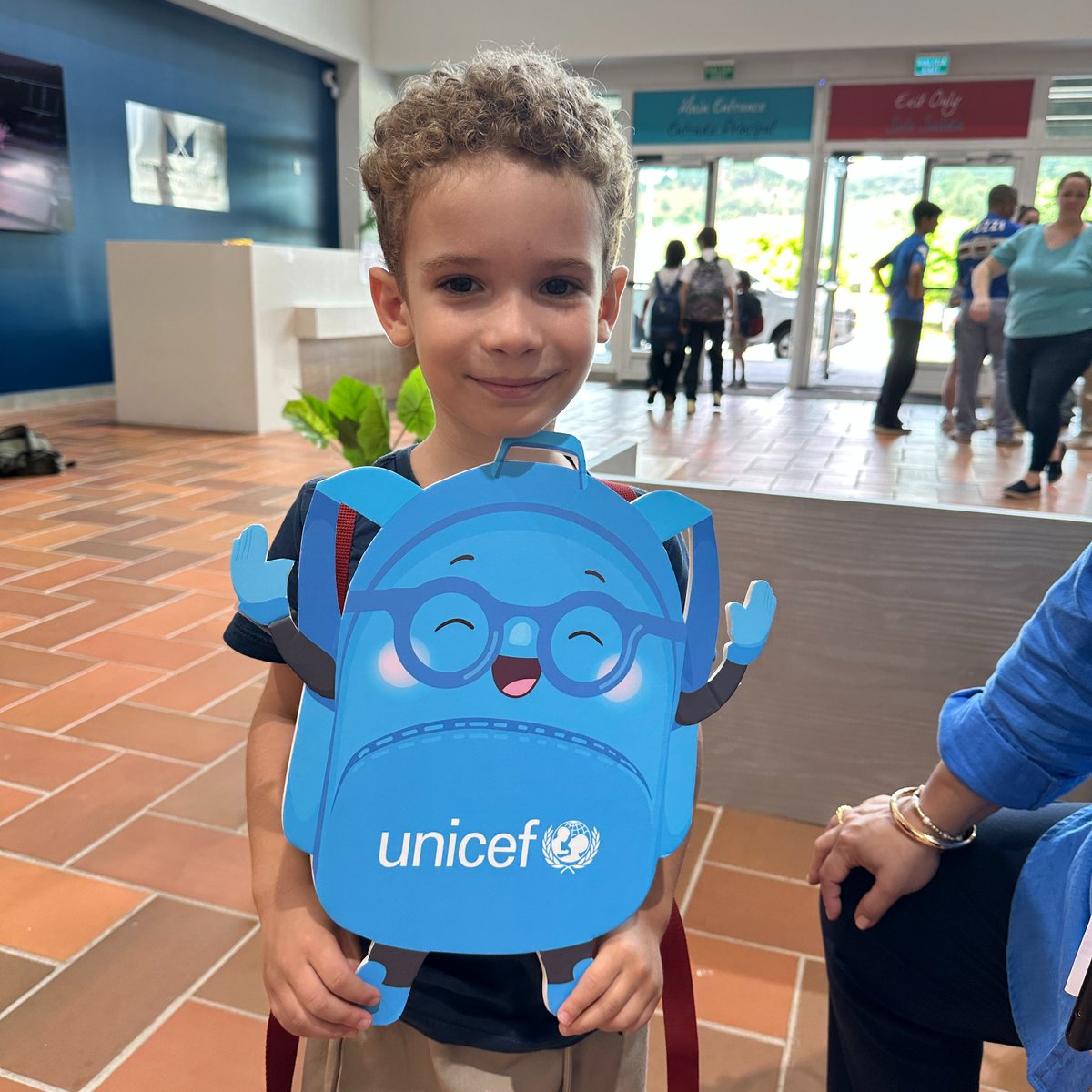 METSchoolPanama's tweet image. 🎉 Today, we're standing in solidarity to celebrate World Children's Day, wearing blue to honor all children worldwide. Together, for every child's education! #METSchoolPanama #NAEUnicef #NAEWorldChildrensDay #NAETheAmericas 📷💙