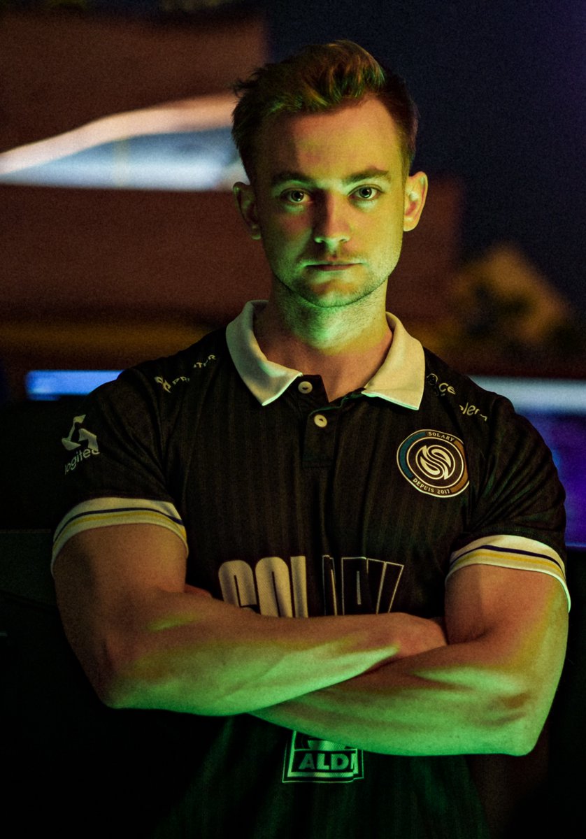 WTF la transformation en seulement 1 SEMAINE de bootcamp en mangeant exclusivement à la cantine <a href="/Esport_ALDI/">ALDI Esport</a> leur poulet m'a mis au MAX (merci <a href="/nathanerised/">Nathan Truc |SLY EriseD|</a> pour la photo 🫣)