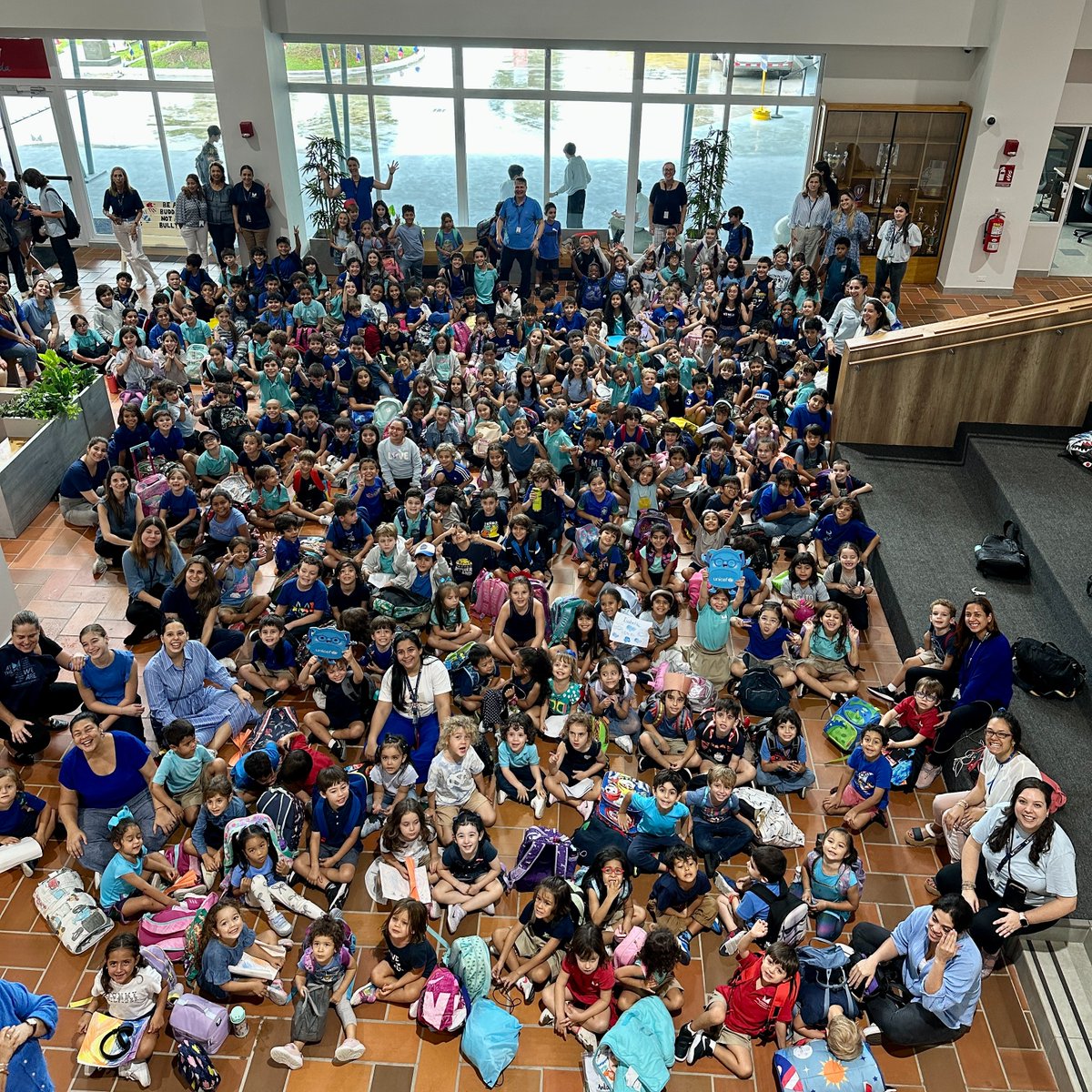 METSchoolPanama's tweet image. 🎉 Today, we're standing in solidarity to celebrate World Children's Day, wearing blue to honor all children worldwide. Together, for every child's education! #METSchoolPanama #NAEUnicef #NAEWorldChildrensDay #NAETheAmericas 📷💙