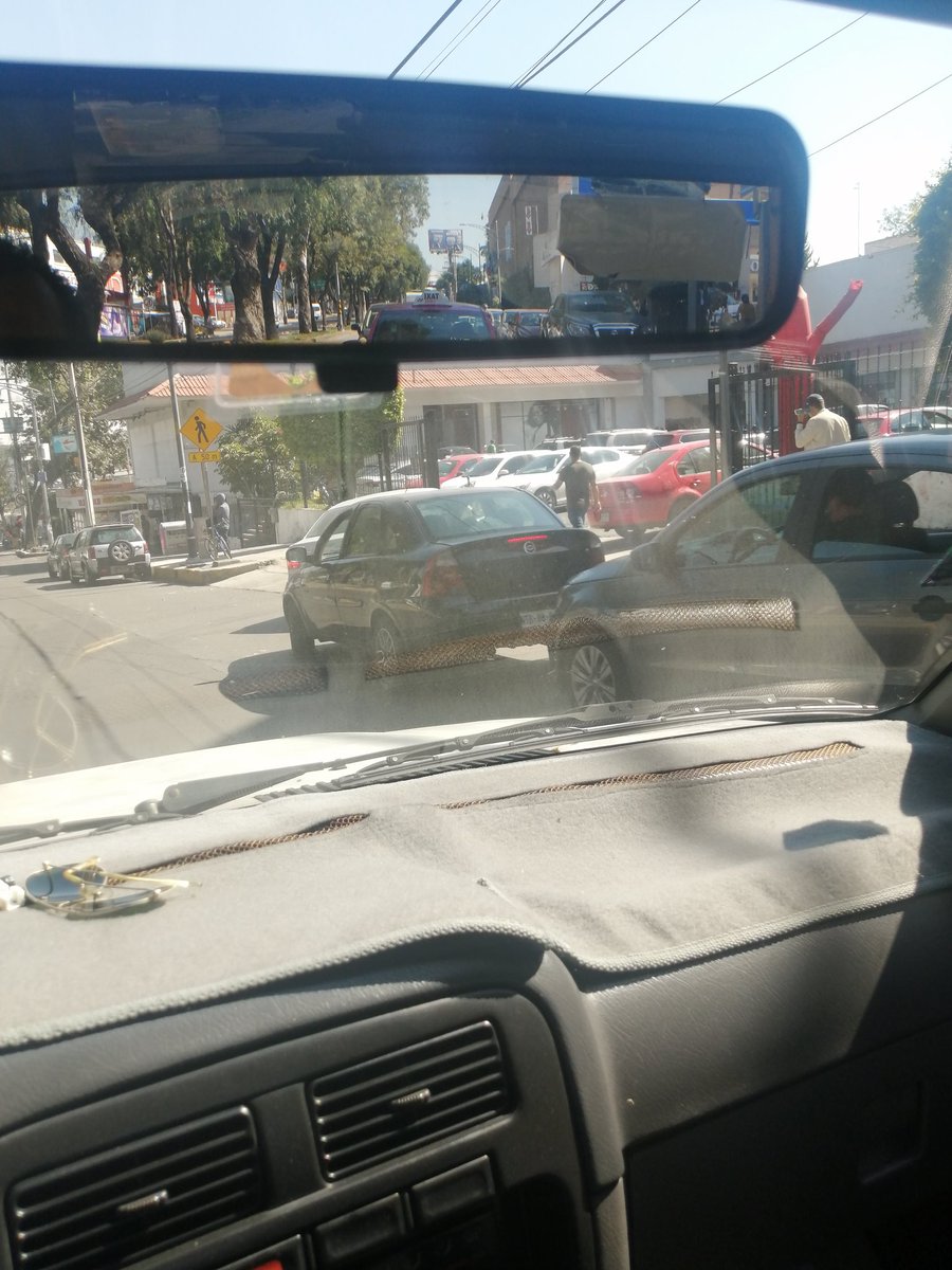 Ignacio_Aguero's tweet photo. @UCS_GCDMX presencia de elementos de tránsito en la Nike de insurgentes Sur 4407 en Tlalpan Cp 14430, carros estacionados y el tráfico esta desde Av Ayuntamiento https://t.co/J6rgOgXPOM