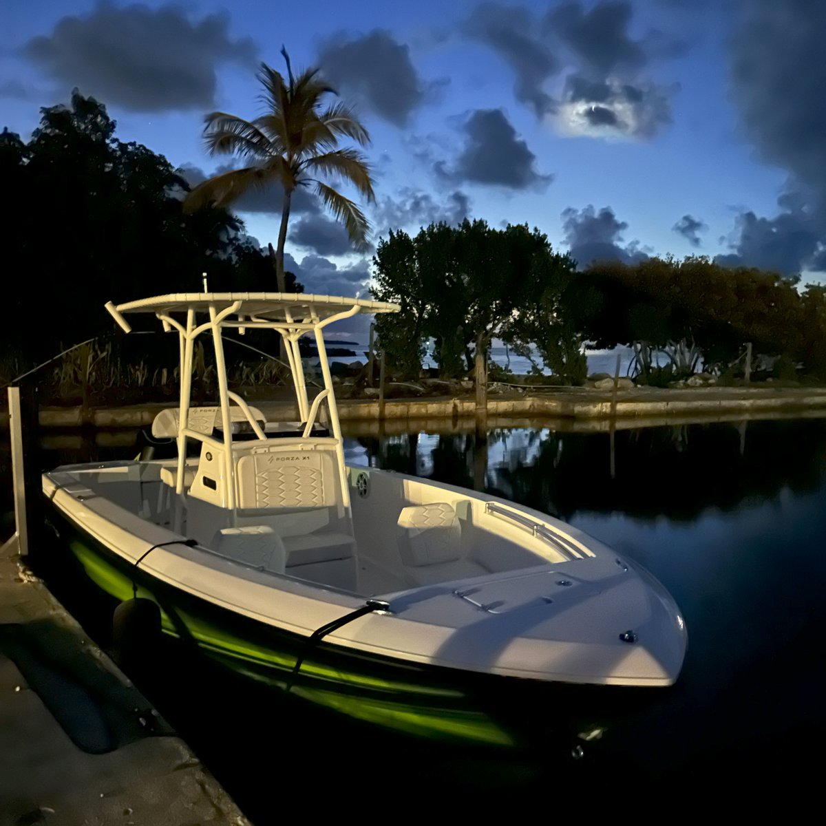 ForzaX1boats's tweet photo. Dock and dine with style!
A fantastic time spent with the Forza team in the Keys.
#electricboat #ev https://t.co/g0oOtRWtuP