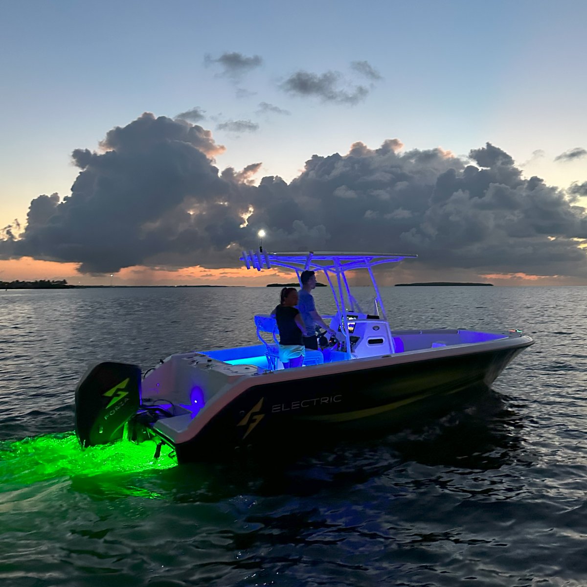 ForzaX1boats's tweet photo. Dock and dine with style!
A fantastic time spent with the Forza team in the Keys.
#electricboat #ev https://t.co/g0oOtRWtuP