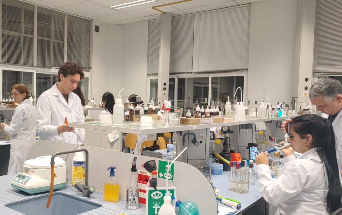 Los alumnos del #MásterCIA
 que se imparte en la <a href="/etsiaab/">ETSIAAB / #AlimentaElFuturo</a>,  realizan sus prácticas de microbiologia de aguas  en los laboratorios del Departamento de Biotecnología de la ETSIAAB.