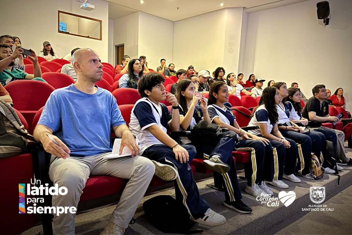 AlcaldiaDeCali's tweet photo. ¡Terror en el Banco de la República! 😱

En el marco del Festival Audiovisual @Takeshima_Cali ‘Ojo de Buziraco’, se realizó la charla sobre guion de terror, con el director de cine argentino, Santiago Fernández. Un espacio para los amantes del género y el talento cinematográfico. https://t.co/lzGxxeY8S5