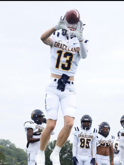 a1corder0's tweet photo. I’m blessed &amp; honored to receive an offer from @GracelandFB
Thank you @4thQtMentality 🐝 
#OnlyTheTough 💙💛
@adamgorney @SWiltfong247 @ChadSimmons_   @CoachReedLive @FbIberia @DemetricDWarren @Jeff_XOS @TheUCReport @samspiegs @campmoula_MG 
#Boot2Iowa https://t.co/EKYlpa3jAt