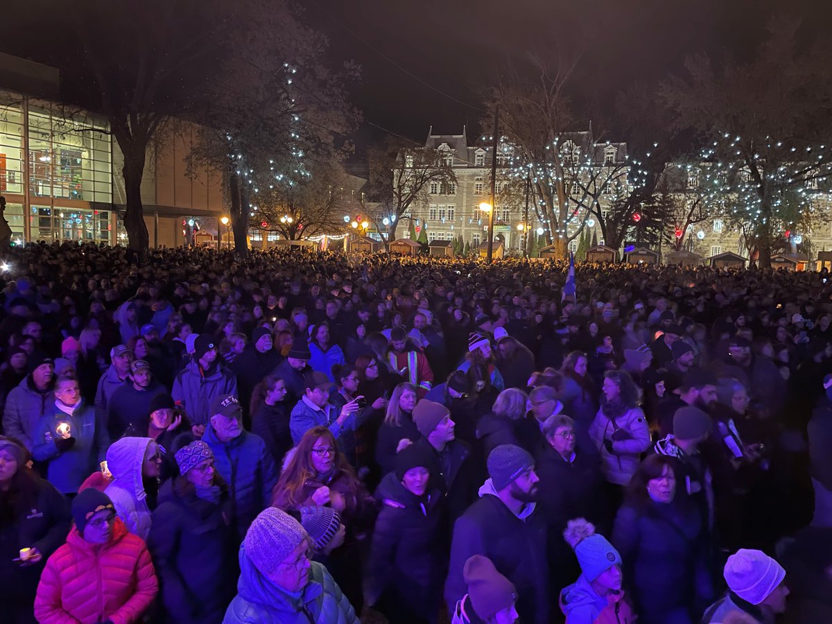 LeCitoyenRouyn's tweet image. Un hommage digne du plus grand des Cowboys
Plus de 7 000 personnes ont envahi le centre-ville de L’Assomption le 16 novembre pour rendre hommage à Karl Tremblay. #cowboysfringants #karltremblay #lassomption #hommage 
lecitoyenrouynlasarre.com/article/2023/1…