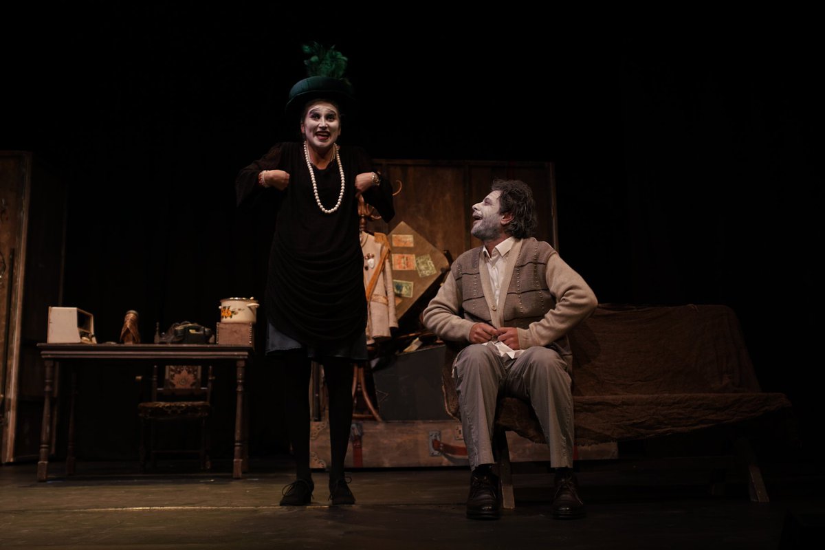 Bu akşam Performans Sahne’de Duşan Kovaceviç’in kaleme aldığı Baran Şükrü Babacan’ın yönettiği, yetişkin tiyatro birimimizin sahnelediği KUNDURACI DOKTOR oyunumuza göstermiş olduğunuz ilgi için teşekkür ederiz

#antalyaşehirtiyatroları #şehrintiyatrosu #40yaşında #tiyatro #kasım