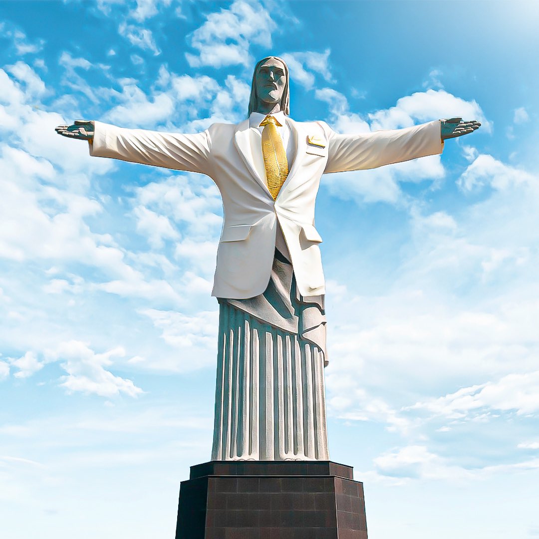 FundoGrupo's tweet photo. Tá achando que só a @taylorswift13 é homenageada no Cristo? 👀 o Cristo também vestiu o terno em comemoração aos 45 anos de #FundoDeQuintal 😂 https://t.co/hpHtwJYC4n