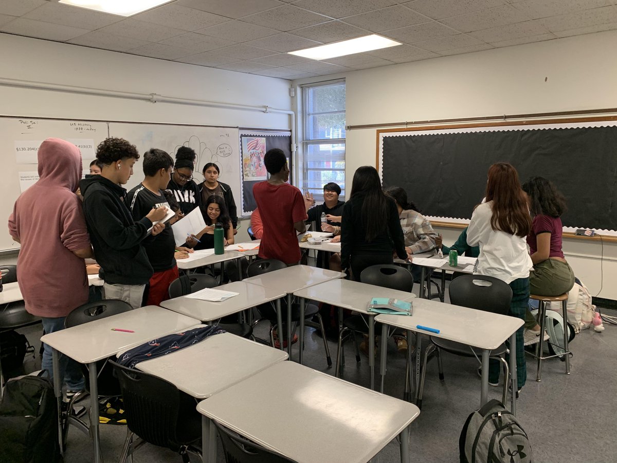 MsBolles114's tweet photo. 9th grade First Amendment huddle! Free speech in schools? Freedom of the high school press? Wrapping up Friday before break with the @StreetLawInc curriculum. https://t.co/D6YbFwAnII