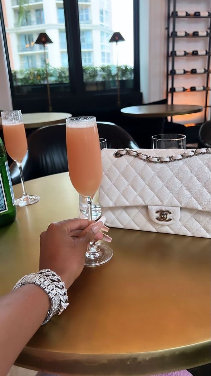 cand1sweets_'s tweet image. POV: Pretty girls that get fly, get money, &amp;amp; stay out the drama ✨🤍

#highmaintenance