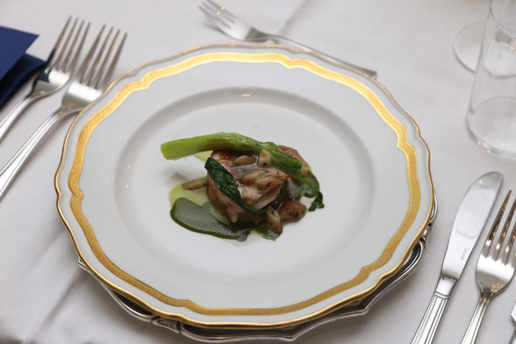 ItalyinGermany's tweet photo. #SCIM2023 | 8. Woche der Italienischen Küche🇮🇹: Botschafter #Varricchio begrüßt Sternekoch #SimoneBreda #ristorantesedicesimosecolo und Konditormeister @iginiomassari zu einem Abend, der ganz dem #Genuss u. #Geschmack gewidmet ist.
📷© Dario-Jacopo Laganà https://t.co/m4Tw8Bx9Tb