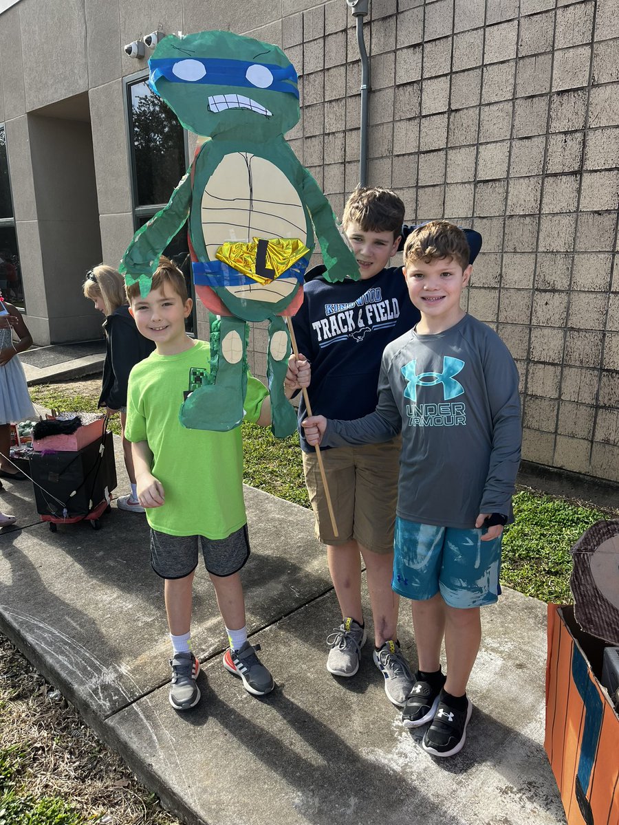 AngelaStaggs's tweet photo. Balloons Over Broadway, @HumbleISD_WCE style! These awesome 2nd graders designed some amazing floats for our parade. #learningcomesalive πβ€οΈ https://t.co/w5C8gD6wv8