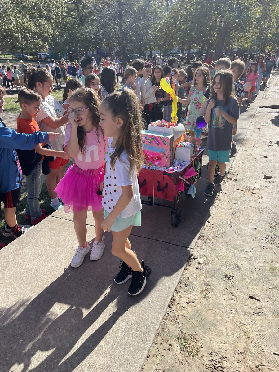 AngelaStaggs's tweet photo. Balloons Over Broadway, @HumbleISD_WCE style! These awesome 2nd graders designed some amazing floats for our parade. #learningcomesalive πβ€οΈ https://t.co/w5C8gD6wv8