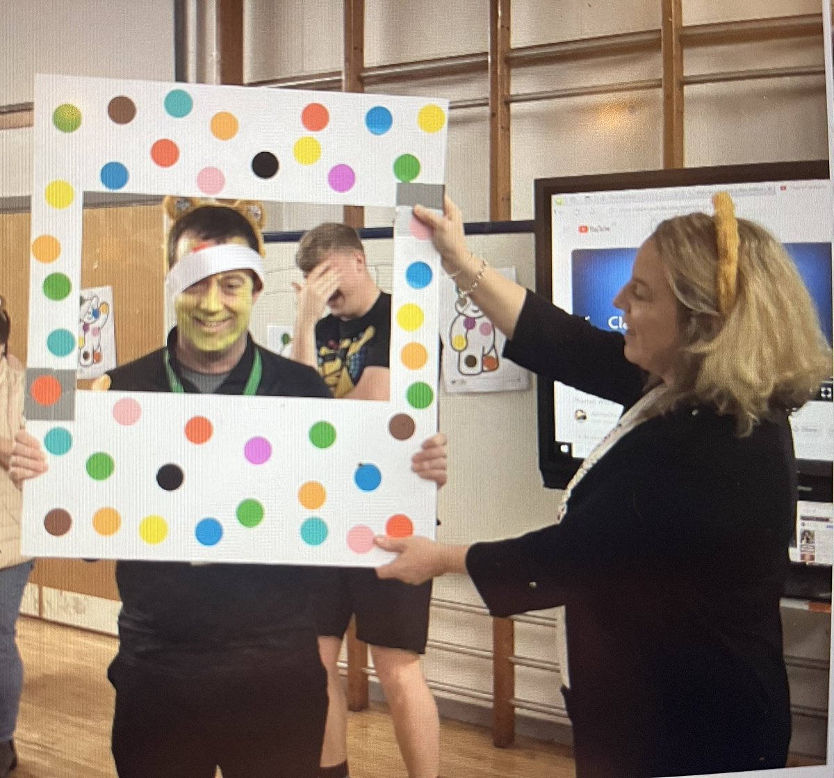 MrLMalkin's tweet photo. Had great fun celebrating @BBCCiN today. I have learnt that I'm not very good at face painting ๐
#MenTeachPrimary @GwauncelynPri https://t.co/cewNnIVlhR