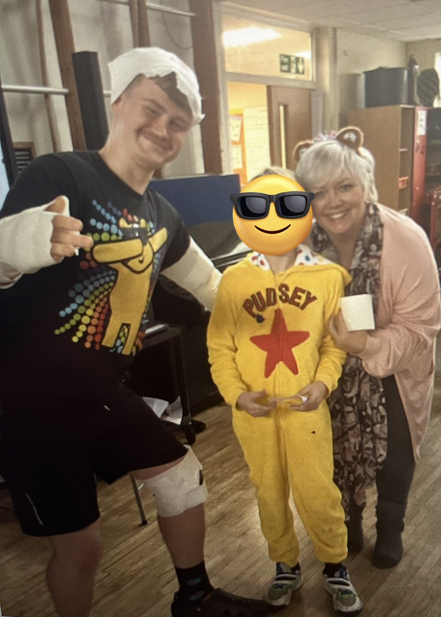 MrLMalkin's tweet photo. Had great fun celebrating @BBCCiN today. I have learnt that I'm not very good at face painting ๐
#MenTeachPrimary @GwauncelynPri https://t.co/cewNnIVlhR