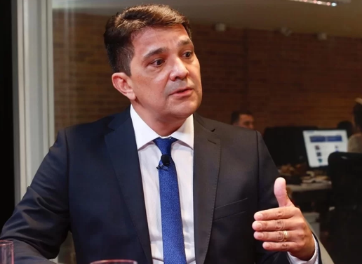 Metropoles's tweet photo. ➡️ Robson Cândido teria escalado casa de suposta ex-amante e socado vidro

Ex-delegado-geral está preso acusado de cometer diversos crimes contra mulher, como stalking, violência doméstica e grampo ilegal

Leia na #ColunaGrandeAngular: https://t.co/yEWgRKq9lc https://t.co/8lj5xyhpfu