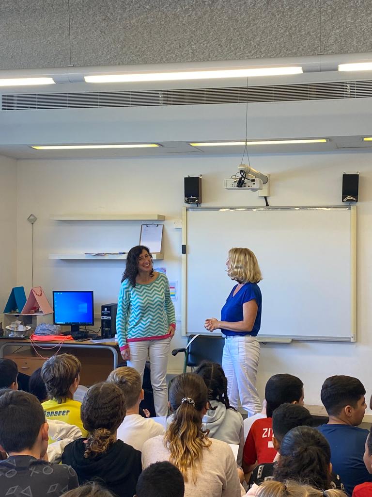 Els alumnes de 6è de primària treballen la situació d'aprenentatge del Parlament.
Dimecres el visitaren i avui m'han entrevistat com a diputada.
Una magnífica tasca per conèixer les institucions, la importància de la participació social i  fomentar l'esperit crític.
Enhorabona!