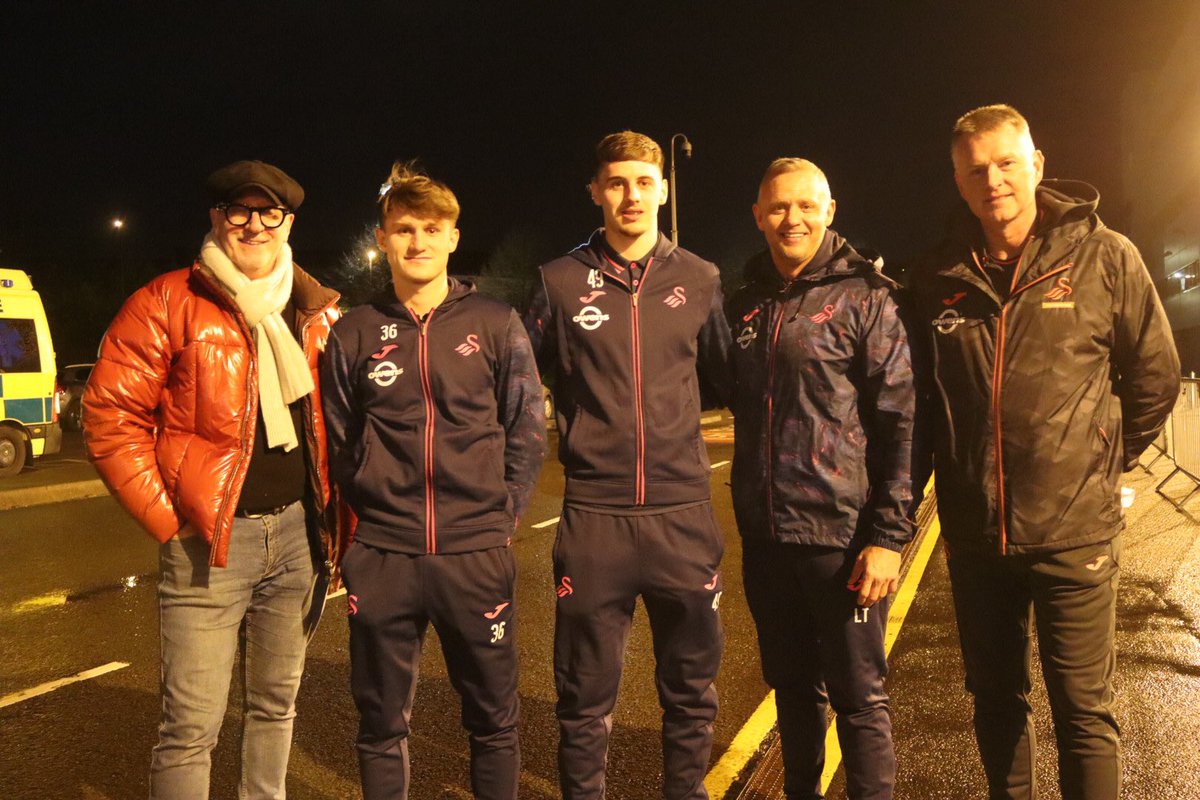 SwansFdn's tweet photo. @malpope @SwansDSA @swanstrust 🙌 Great to be joined by @benlloydd8 and @Rubendavies9 from @swans_academy as well as @LeeTrundle10 for #SwansBigSleepOut

𝐏𝐥𝐞𝐚𝐬𝐞 𝐝𝐨𝐧𝐚𝐭𝐞 𝐡𝐞𝐫𝐞 ➡️ https://t.co/7v7ZVlG0ip https://t.co/FOsCfTonTY