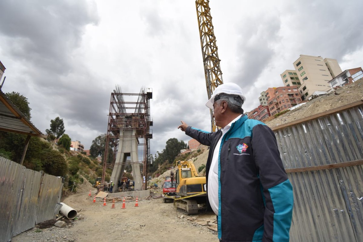 LaPazAlcaldia's tweet photo. #Hoy I El alcalde #IvánArias inspeccionó el avance de la #Superobra puente #PlayónVerde que unirá #Periférica con #SanAntonio. La obra ya se encuentra en un 35% de avance y con 16 metros de altura y 32 metros de profundidad.
#PorElBienComún https://t.co/GfgpP0aGNP
