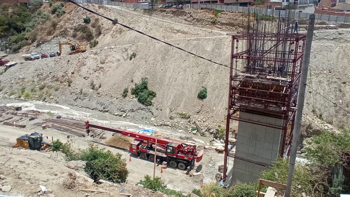 LaPazAlcaldia's tweet photo. #Hoy I El alcalde #IvánArias inspeccionó el avance de la #Superobra puente #PlayónVerde que unirá #Periférica con #SanAntonio. La obra ya se encuentra en un 35% de avance y con 16 metros de altura y 32 metros de profundidad.
#PorElBienComún https://t.co/GfgpP0aGNP
