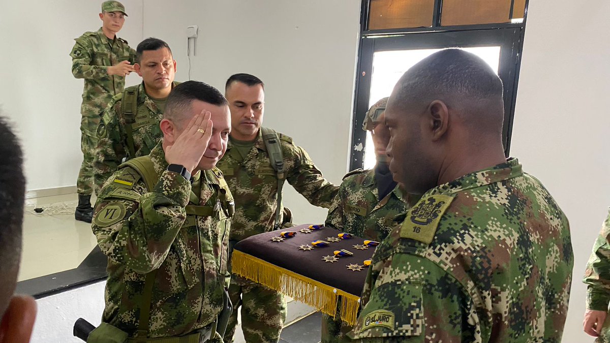 Ejercito_Div6's tweet photo. En una ceremonia militar en la #Brigada27, se lleva a cabo la imposición de la medalla militar tiempo de servicio por sus 15 años de entrega al @COL_EJERCITO, reconocemos el profesionalismos de nuestros soldados que hoy saldrán a su retiro asistido. #PatriaHonorLealtad https://t.co/IPBhu3foMB