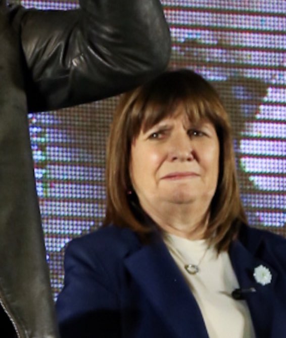 gabygrana11971's tweet photo. Creo que ni ella lo vota... 
#MassaPresidente2023
😂😂👇🏻👇🏻👇🏻👇🏻 https://t.co/Nr3I7VmqUs