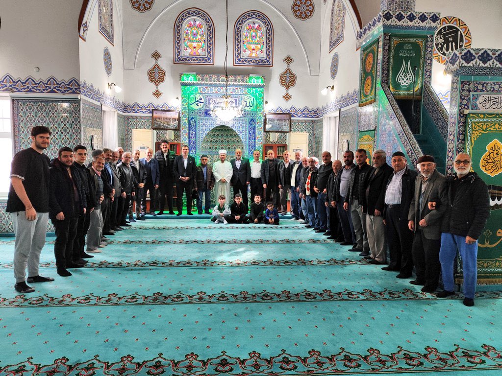 asliyuksek53's tweet photo. Cuma namazını Şişli ilçe başkanımız @Gokhan_Yuksel37 ve 
teşkilatımız ile birlikte Feriköy Kule Mevki Camii'nde eda ettik.
@osmannnurika 
@ismet_ozturk https://t.co/mbezMMZwGN