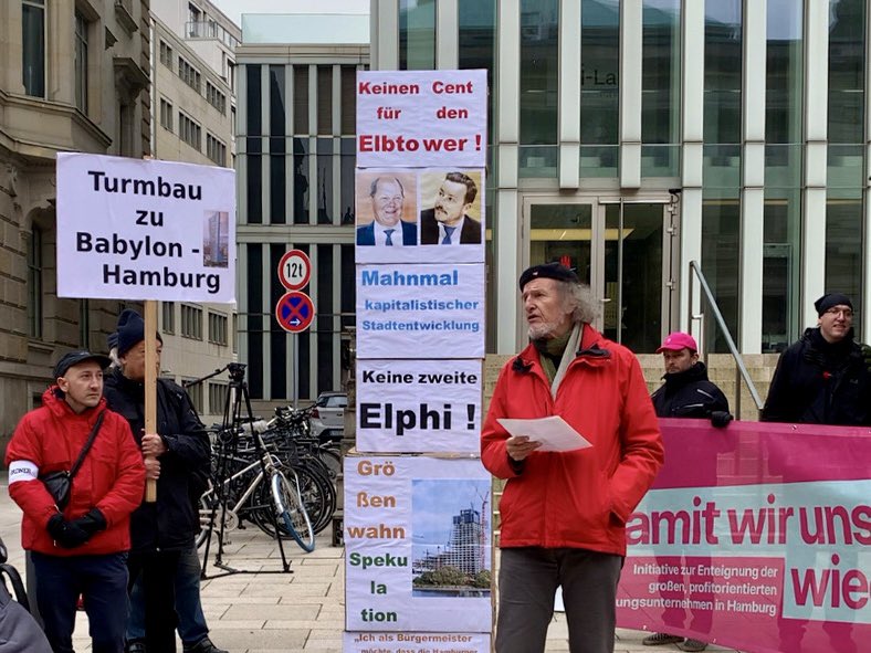 hosemann_hh's tweet photo. Vor der Sondersitzung zum #Elbtower vom Haushaltsausschuss der Bürgerschaft in #Hamburg haben  @LAG_StuWo von @DieLinke_HH und @LinksfraktionHH heute 1 Aktion mit maßstabsgetreuen Olaf #Scholz-Gedächtnisturm, Rede von @HeikeSudmann, Moritat und Gedicht von Genossen durchgeführt. https://t.co/ygVKuEJlSD