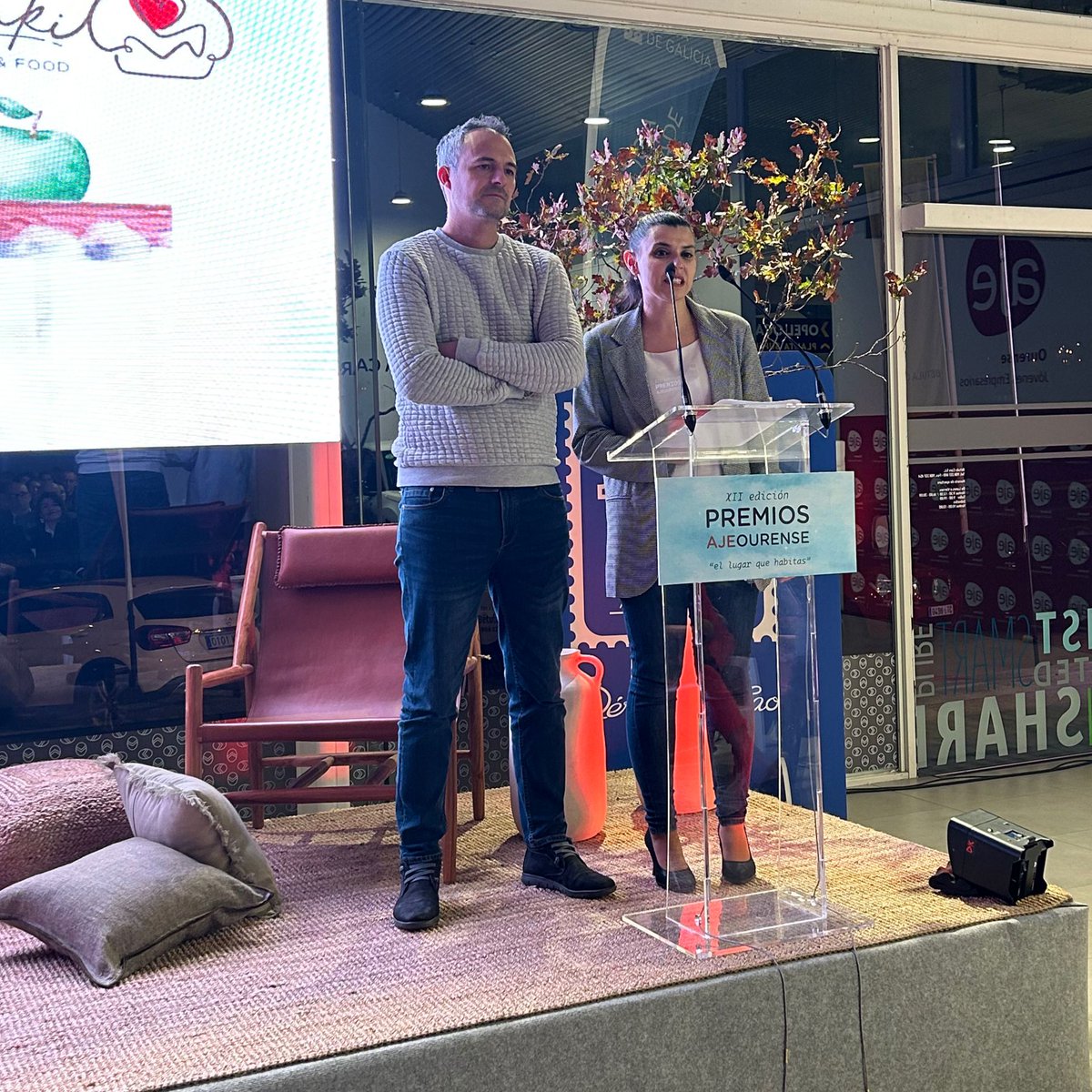 AJEOurense's tweet photo. Premio Joven empresario a Pastelerías Meraki 🏆 Constancia, esfuerzo y apuesta por Ourense✨  Entregan @MartaNovoaPP, @JoseGonVaz, Ramón Seijas, Noelia Rodriguez y @nuriatrend   
#ElLugarQueHabitas #PremiosAJEOurense https://t.co/oi4M941Hxf