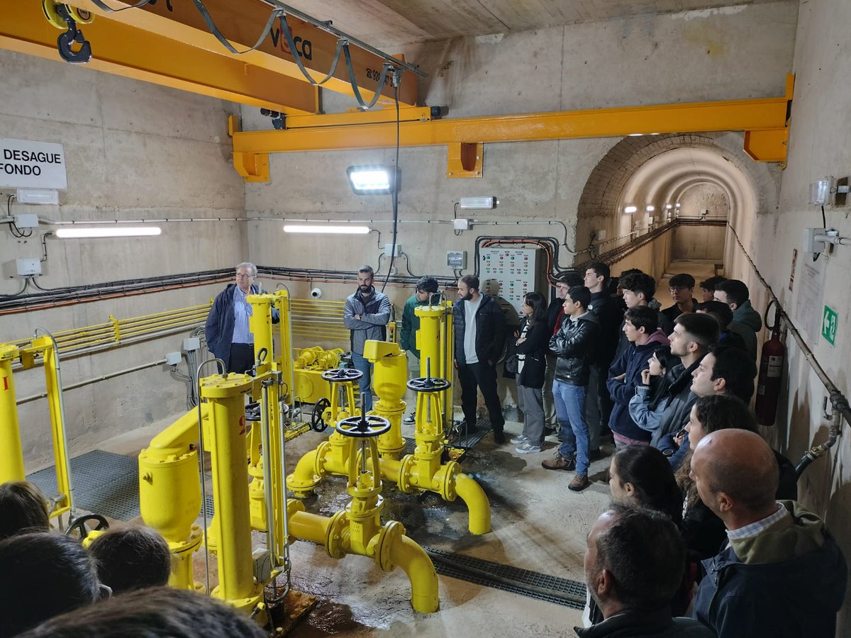 EPCC_Unex's tweet photo. 👷♀️Los estudiantes de Ingen. Civil y el Máster de Caminos tuvieron la oportunidad de visitar las presas de Cubilar, Ruecas y Cancho del Fresno.
🌊 Un agradecimiento especial a la @CH_Guadiana y a #Matinsa por hacer posible esta experiencia educativa. https://t.co/Y4alw3Moui