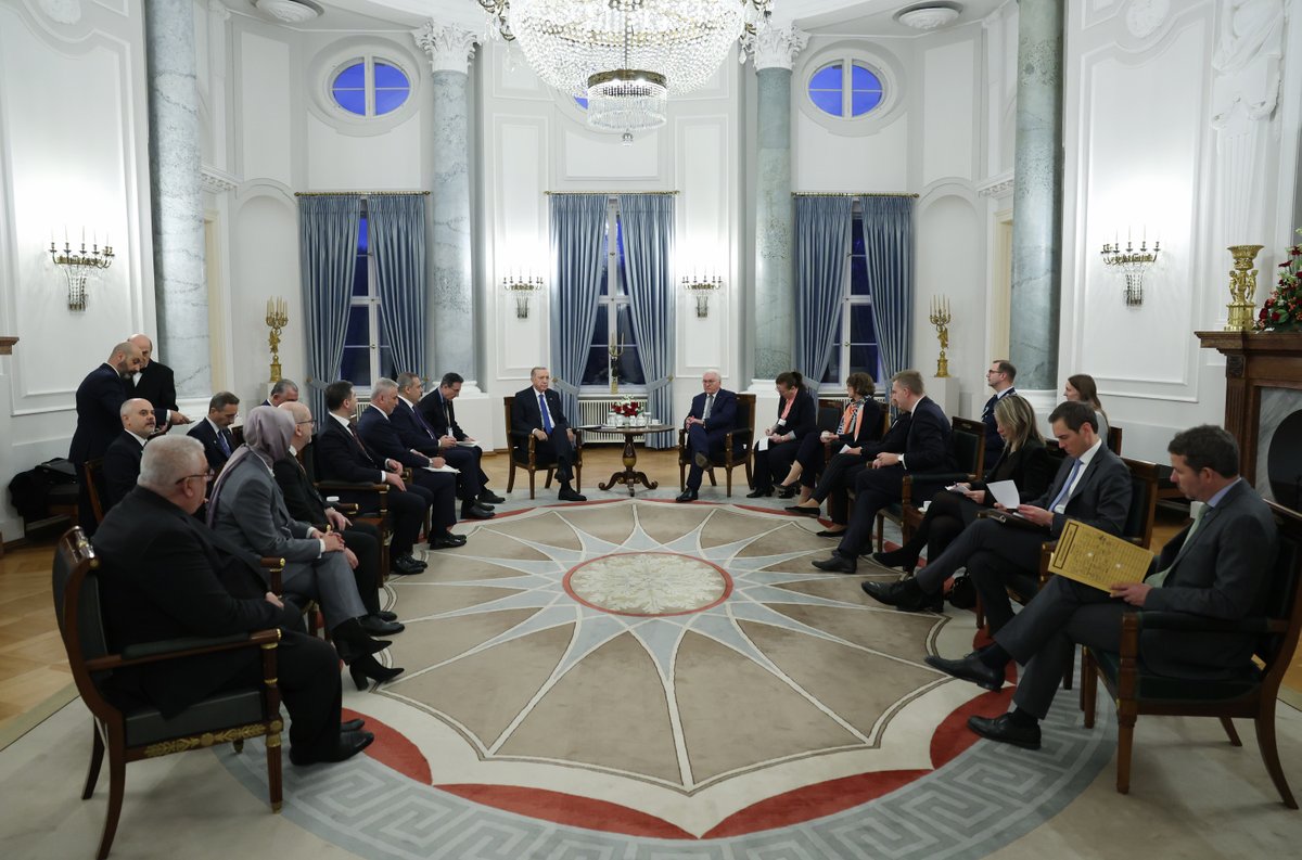 RTErdogan's tweet photo. Bugün Almanya Şansölyesi Olaf Scholz’un daveti üzerine Berlin’e gerçekleştirdiğim ziyarete büyük önem veriyorum. 🇹🇷🇩🇪                                                                                                                                                                   
Savunma sanayi iş birliğimizin engelsiz şekilde yürütülmesi müşterek menfaatimizedir. 
 
Terörle mücadelede Almanya’yla daha yakın iş birliği içinde olmamız gerekmektedir. 
 
İki ülke arasında beşerî köprü vazifesi gören ve nüfusu 3,5 milyona ulaşan Almanya’daki Türk toplumunun huzur içinde yaşaması en büyük temennimizdir. 
 
Gümrük Birliği’nin güncellenmesi, vize serbestisi gibi konularda uzun süreden beri haklı beklentilere sahibiz. 
 
Avrupa Birliği’nin lokomotif ülkelerinden olan Almanya’nın bu bağlamda vereceği katkıları önemsiyoruz. 
Türkiye olarak Gazze’deki olayların başından beri sivilleri hedef alan saldırıları hiçbir şekilde tasvip etmediğimizi ifade ettik ve bunu her görüşmede dile getirdik.
 
Yaşananlar, 1967 sınırları temelinde iki devletli çözümün artık kaçınılmaz olduğunu bir kez daha göstermiştir. 
 
Bizim amacımız, İsrailli ve Filistinlilerin yan yana barış içinde yaşadığı, huzurun ve güvenin hâkim olduğu bir iklimin tesisidir. 
 
Orta Doğu’da adil ve kalıcı bir barışın temini için herkesin elini taşın altına koyması gerektiğini düşünüyorum. 
Şahsıma ve heyetime gösterilen misafirperverlik için başta Cumhurbaşkanı Sayın Steinmeier ve Şansölye Sayın Scholz olmak üzere tüm Alman dostlarımıza teşekkür ediyorum. 
 
Ziyaretimin ülkelerimiz arasında dayanışmaya, yeni bir sürecin başlamasına vesile olmasını diliyorum.