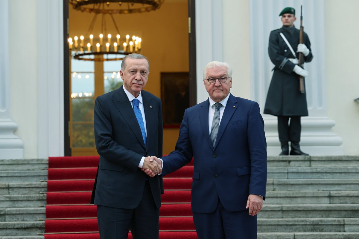 RTErdogan's tweet photo. Bugün Almanya Şansölyesi Olaf Scholz’un daveti üzerine Berlin’e gerçekleştirdiğim ziyarete büyük önem veriyorum. 🇹🇷🇩🇪                                                                                                                                                                   
Savunma sanayi iş birliğimizin engelsiz şekilde yürütülmesi müşterek menfaatimizedir. 
 
Terörle mücadelede Almanya’yla daha yakın iş birliği içinde olmamız gerekmektedir. 
 
İki ülke arasında beşerî köprü vazifesi gören ve nüfusu 3,5 milyona ulaşan Almanya’daki Türk toplumunun huzur içinde yaşaması en büyük temennimizdir. 
 
Gümrük Birliği’nin güncellenmesi, vize serbestisi gibi konularda uzun süreden beri haklı beklentilere sahibiz. 
 
Avrupa Birliği’nin lokomotif ülkelerinden olan Almanya’nın bu bağlamda vereceği katkıları önemsiyoruz. 
Türkiye olarak Gazze’deki olayların başından beri sivilleri hedef alan saldırıları hiçbir şekilde tasvip etmediğimizi ifade ettik ve bunu her görüşmede dile getirdik.
 
Yaşananlar, 1967 sınırları temelinde iki devletli çözümün artık kaçınılmaz olduğunu bir kez daha göstermiştir. 
 
Bizim amacımız, İsrailli ve Filistinlilerin yan yana barış içinde yaşadığı, huzurun ve güvenin hâkim olduğu bir iklimin tesisidir. 
 
Orta Doğu’da adil ve kalıcı bir barışın temini için herkesin elini taşın altına koyması gerektiğini düşünüyorum. 
Şahsıma ve heyetime gösterilen misafirperverlik için başta Cumhurbaşkanı Sayın Steinmeier ve Şansölye Sayın Scholz olmak üzere tüm Alman dostlarımıza teşekkür ediyorum. 
 
Ziyaretimin ülkelerimiz arasında dayanışmaya, yeni bir sürecin başlamasına vesile olmasını diliyorum.