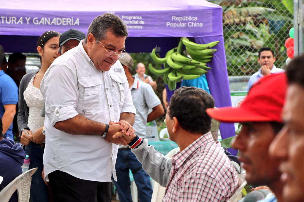 La industrialización es el futuro del agro, a través de los CDPAC avanzamos hacia esta meta. Hoy, en El Carmen, inauguramos esta infraestructura junto a productores de plátano de la Asociación "San Ramón de Tigrillo". Ahora, están un paso más cerca de alcanzar sus sueños.