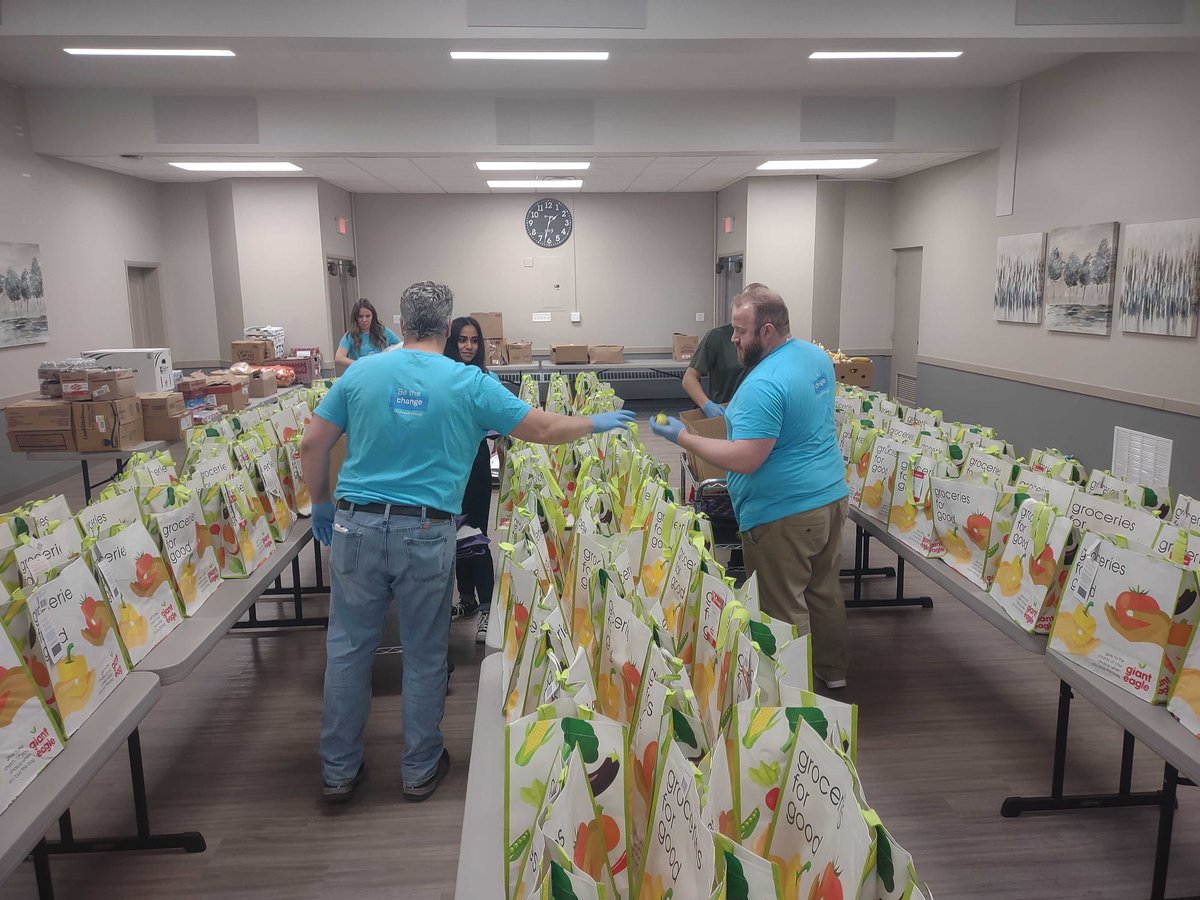 Our Grocery Bagging program, located in Millvale, could use your help next week before Thanksgiving! 

There are volunteer opportunities available Tuesday and Wednesday! Come by to help create fresh groceries for our neighbors before the holiday. ❤️ signupgenius.com/go/10C0F48A8AD…