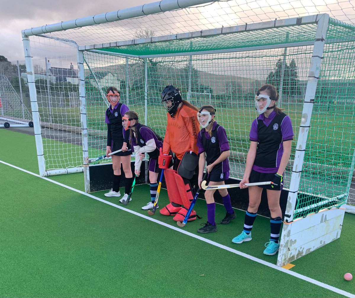 Genethod bl. 7,8 a 9 wedi mwynhau gemau cystadleuol yn erbyn SHO, Brynrefail a Llangefni yn nhwrnament hoci Môn/Arfon. Da iawn genod 👏 Year 7,8 and 9 girls played well in the Môn/Arfon hockey tournament. Well done girls 👏 @DavidHughesYDH