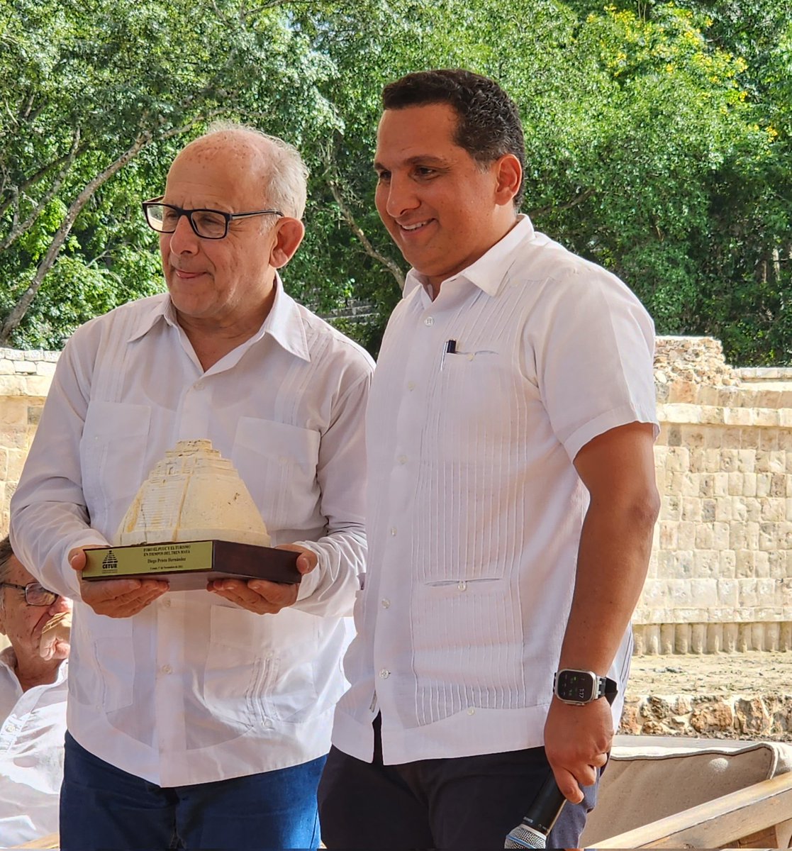 victorcervera's tweet photo. Excelente foro organizado por CETUR, Jorge Carrillo, con el apoyo del gobierno federal (INAH) y alcaldes, analizando el impacto favorable del tren Maya en el turismo y desarrollo de la zona Puuc en el marco de la apertura del área "El Palomar" en Uxmal.
#Yucatán #Uxmal #CETUR https://t.co/omcpQmQWSA