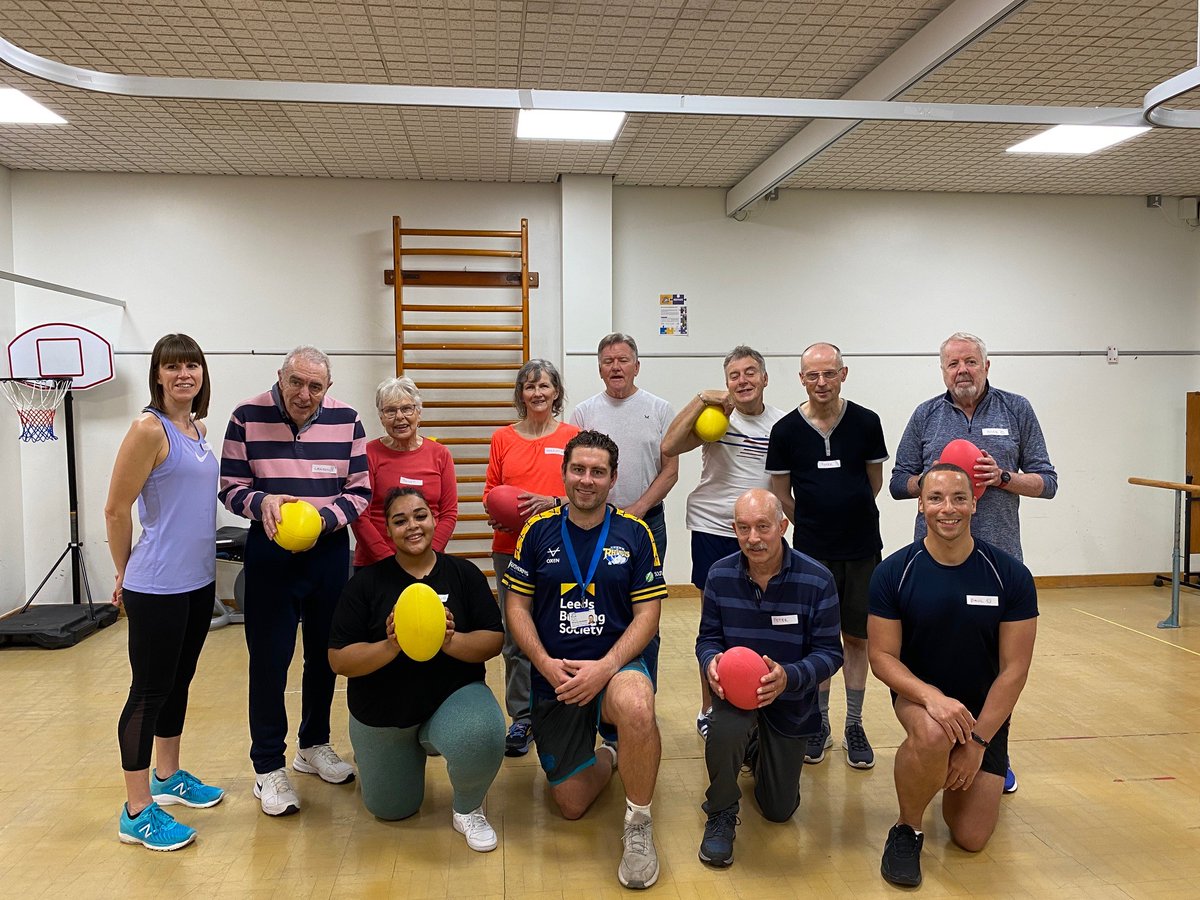 Ten of our patients with Parkinson’s Disease are the first cohort of patients post-pandemic to finish their physiotherapy circuit training group sessions face to face, and they did so with an extra boost from Ben @RugbyLeeds. Read the full story here: leedsth.nhs.uk/about-us/news-…